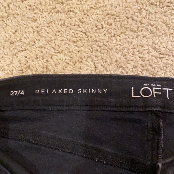 Ann Taylor LOFT Relaxed Skinny BLACK jeans. Size 27/4-Distressed stretchy fabric - Picture 7 of 10